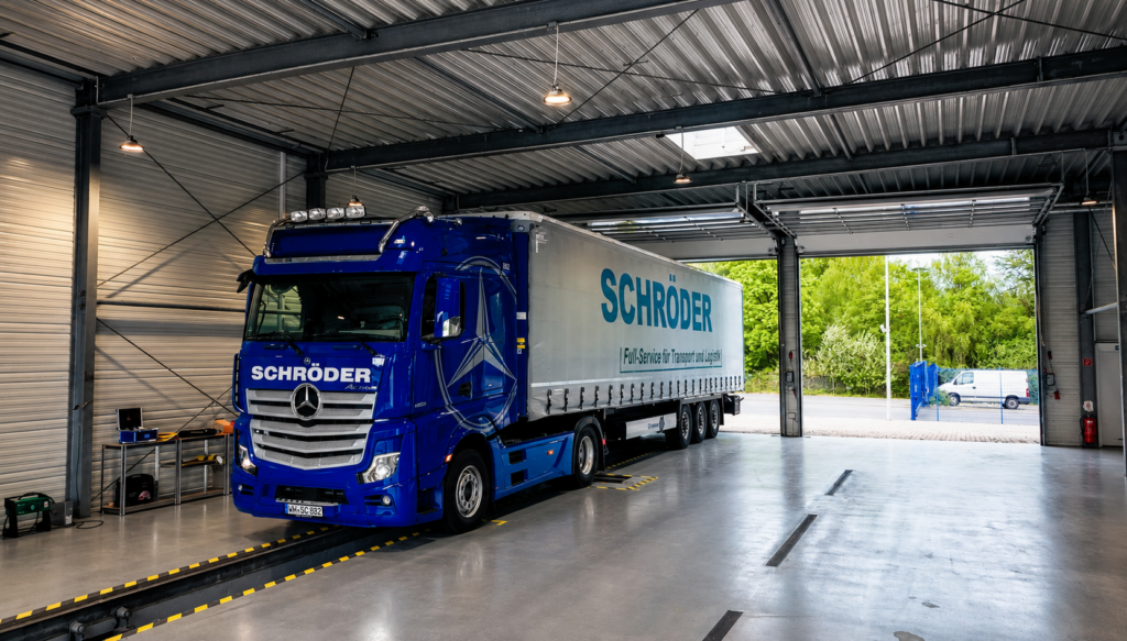 Lkw in der Prüfhalle der Kfz-Prüfstelle