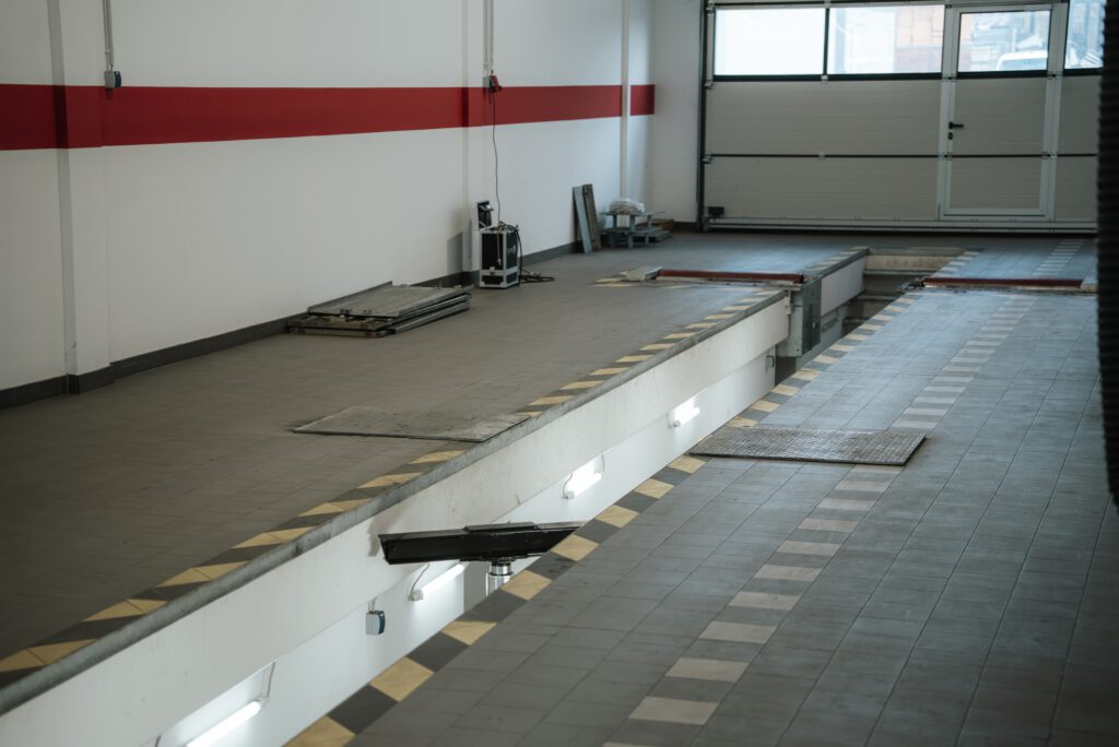 Prüfgrube und Prüfbereich in der Prüfhalle